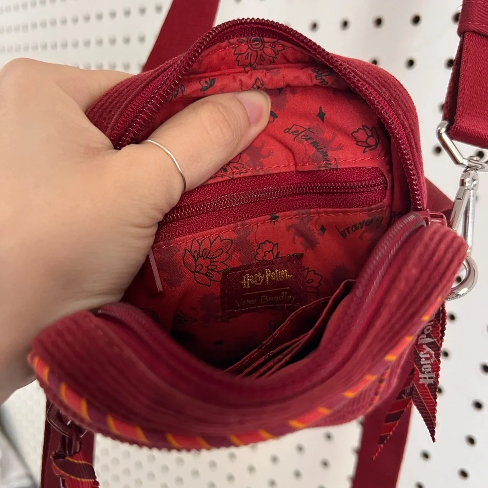 Harry Potter x Vera Bradley *LIMITED EDITION* Gryffindor Crossbody Purse - Picture 4 of 6